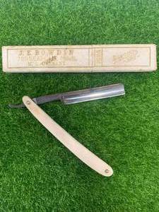 lot 17 image: Bowdins Art No.300 Razor with Box