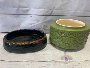 lot 18 image: McCoy Mid Century Modern #31 Planter & Pottery Ashtray