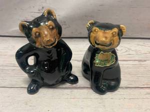 lot 34 image: Rosemeade North Dakota Pottery Bears Salt & Pepper Shakers