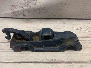 lot 35 image: 1930s Hubley Cast Iron Wrecker Tow Truck 5 12 Long