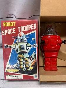 lot 40 image: Space Trooper Robot with Box