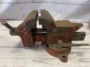 lot 45 image: Ace No.3 Bench Vise 3