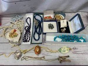 lot 53 image: Lot of Vintage Jewelry