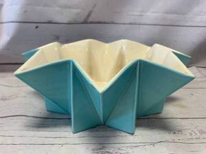 lot 55 image: Red Wing 789 Prismatique Mid Century Modern Planter (sold $145 on ebay)