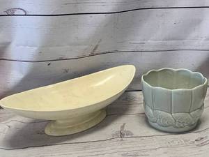 lot 58 image: Red Wing Footed Bowl M5032 & Red Wing 1950s Planter B1403