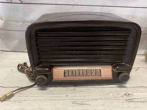 lot 94 image: 1948 General Electric Model 102 Bakelite Tube Radio
