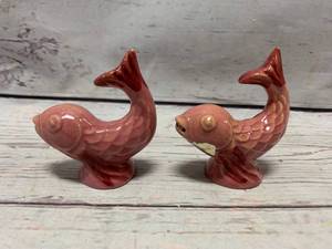 lot 107 image: Rosemeade Fish Salt & Pepper Shakers (no chips)