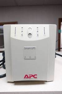 lot 15 image: APC Smart-UPS 700