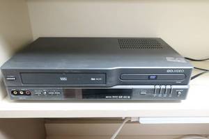 lot 19 image: GoVideo CineVision DV1040 Progressive-Scan DVDVCR Combo