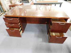 5 Drawer Executive Desk wGlass Top - 72 x 41