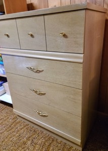 lot 5 image: Vintage Dresser