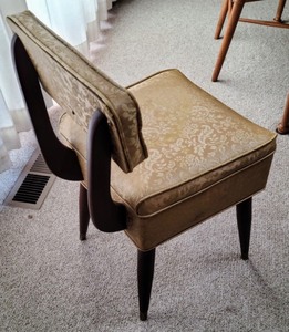 lot 16 image: Vintage Sewing Chair