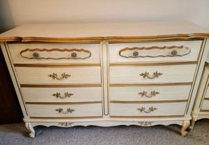 lot 19 image: Vintage Dresser Set