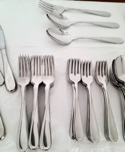 lot 40 image: Oneida Flatware