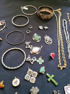 lot 50 image: Large Lot of Ladies Jewelry