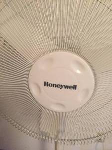 lot 111 image: Honeywell 17 Inch Oscillating Fan