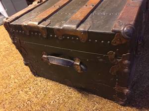 lot 128 image: Vintage Travel Trunk