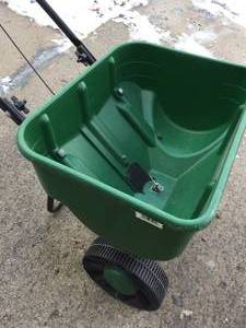 lot 171 image: Scotts Speedy Green Fertilizer Spreader