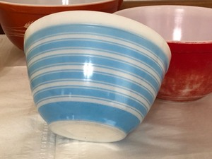 lot 31 image: Assorted Pyrex Mixing Bowls