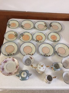 lot 180 image: TeacupsSaucers and Teapots