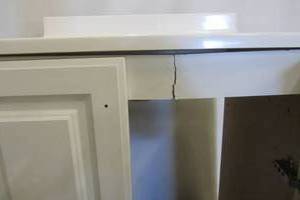 lot 74 image: 24 in. W Bath Vanity in White with Cultured Marble Vanity Top in White with White Sink (Top Board Split)