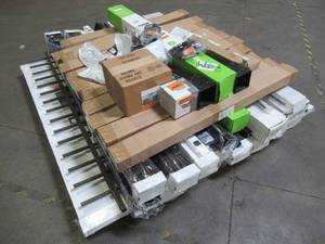 lot 431 image: WHOLESALE MIXED PALLET OF MISCELLANEOUS FENCEDECK RAILS, PANELS, BALUSTERS AND MORE