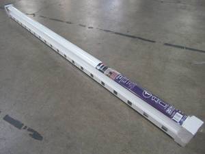 lot 753 image: Fiberon (Actual 4-in x 6-in x 6-ft) Classic 2-Pack White Composite Deck Handrail RL PK 72IN CLASS WH - 1 Top & Bottom Rail - NEW