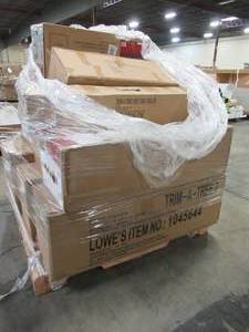 lot 232 image: WHOLESALE MIXED PALLET OF MISCELLANEOUS CHRISTMAS TREES AND DECORATIONS