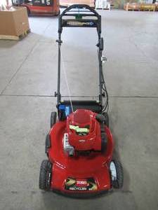 lot 17 image: Toro Recycler 22 in. Personal Pace Variable Speed Electric Start Gas Self Propelled Mower with Briggs & Stratton Engine 20334