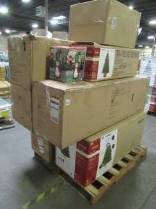 lot 113 image: WHOLESALE MIXED PALLET OF MISCELLANEOUS CHRISTMAS TREES AND DECORATIONS