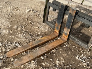 lot 2 image: Forklift Carriage With Forks