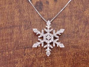 lot 27 image: Gorgeous Diamond Snowflake Estate Necklace in 14k White Gold $2500 Retail