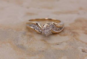 lot 48 image: Lovely Diamond Estate Ring in 14k Yellow Gold