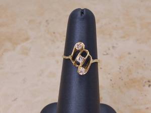lot 57 image: Three Diamond Estate Ring in 14k Yellow Gold