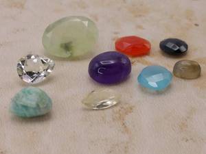 lot 69 image: 26.74 Carat of Gemstones Sky Opal, Fire Opal, Amethyst, Labradorite, etc.
