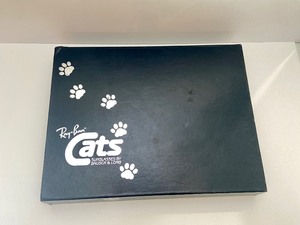 lot 5 image: Vintage Ray Ban Cats Advertising Display Case