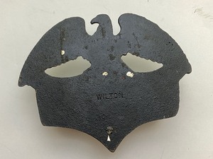 lot 15 image: Vintage Wilton Americana Cast Iron Eagle Match Holder