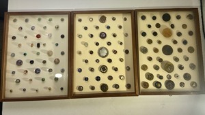 lot 38 image: 3 Framed Shadow Boxes of 125 Vintage & Antique Buttons