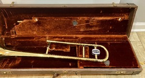 lot 42 image: Vintage OLDS Ambassador Brass Trombone w Giardinelli 6D Mouthpiece & Velvet Lined Case