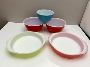 lot 78 image: 5pc Vintage Pyrex Lot- 2 Casseroles & 3 Bowls