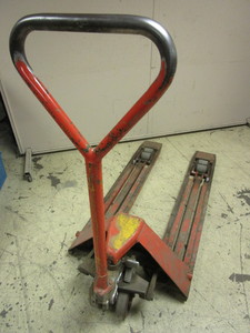 lot 111 image: PALLET JACK