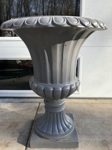 lot 47 image: Decorative Outdoor Flower Pot