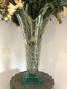 lot 6 image: Modern Crystal Vase w Professionally Designed Floral Arrangement.