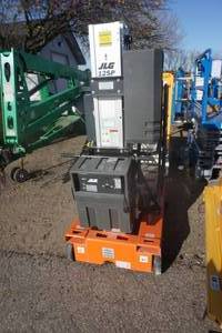 lot 26 image: 2006 JLG Model 12SP ElectricHydraulic Man Lift