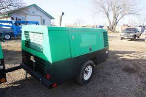 lot 7 image: 2013 Sullivan Pallatek Model 375PDJDSB 375 CFM Tow Behind Air Compressor