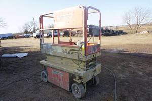 lot 29 image: JLG 1932E Electric Scissors Lift Man Lift