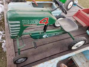 AMF Big 4 - 538 Chain Driven Peddle Tractor, Has a broken Steering Rod