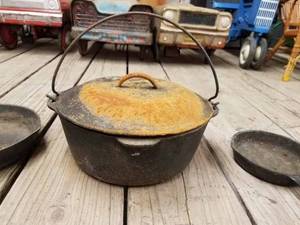 3-Pieces of Cast Iron Cookware Kettle with Lid, Medium Skillet and a Small Skillet