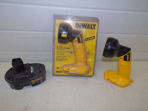 Pair of Dewalt Flashlights and one battery