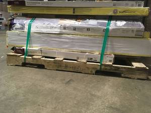 ASSORTED PALLET WITH MIXED FLOORING SEE PICS